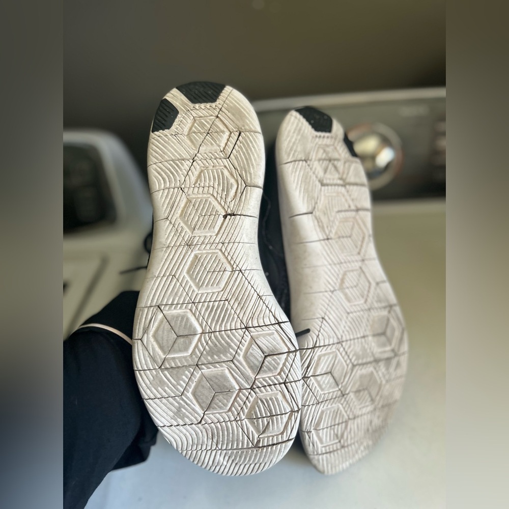 Nike Men’s Black and White Running Shoes - Picture 3 of 6